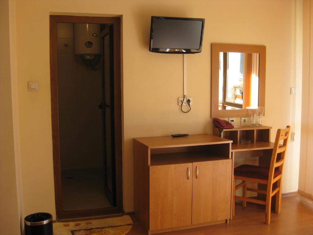 Family Hotel Veronika Devin Exterior photo