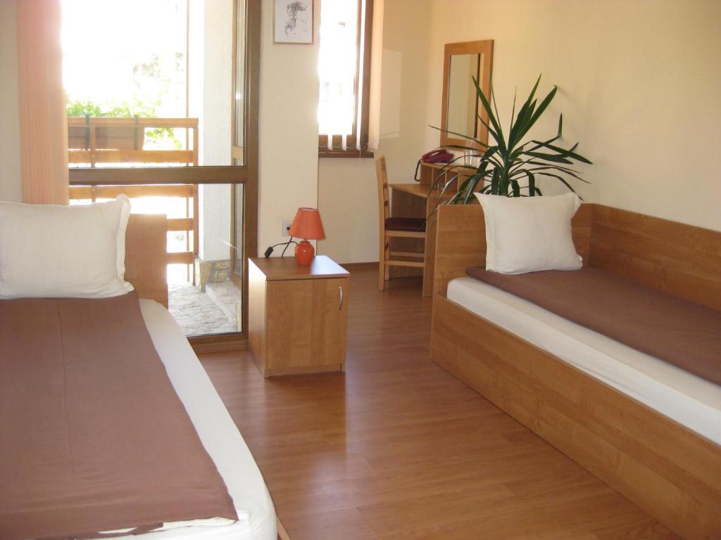 Family Hotel Veronika Devin Room photo