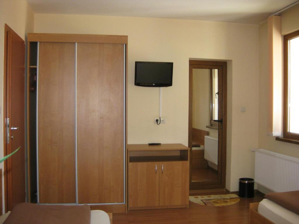 Family Hotel Veronika Devin Exterior photo
