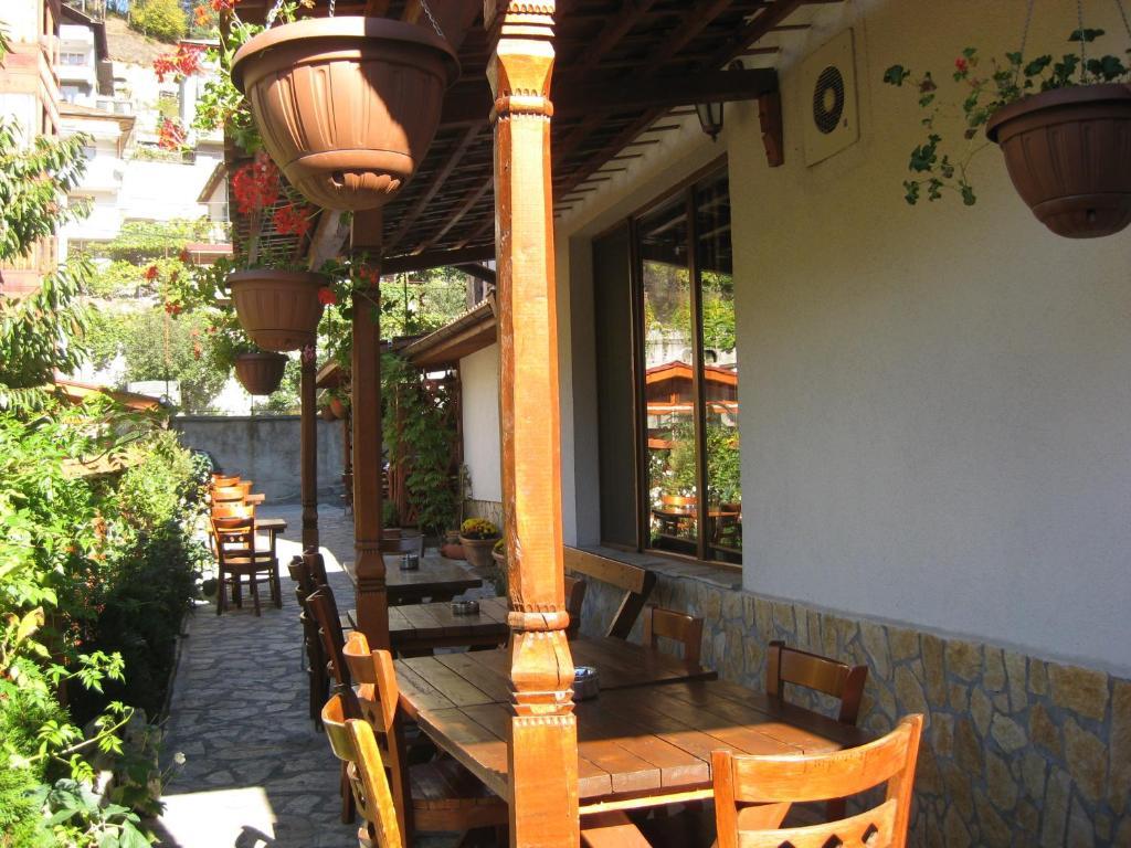 Family Hotel Veronika Devin Exterior photo