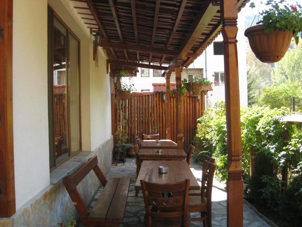Family Hotel Veronika Devin Exterior photo