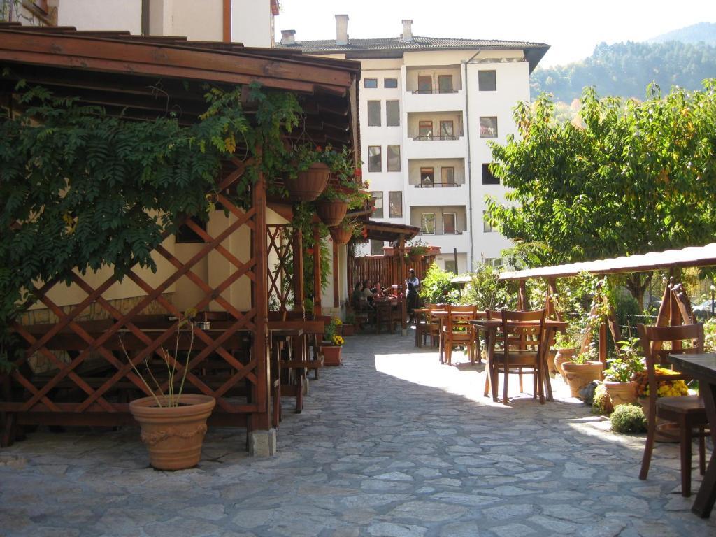 Family Hotel Veronika Devin Exterior photo