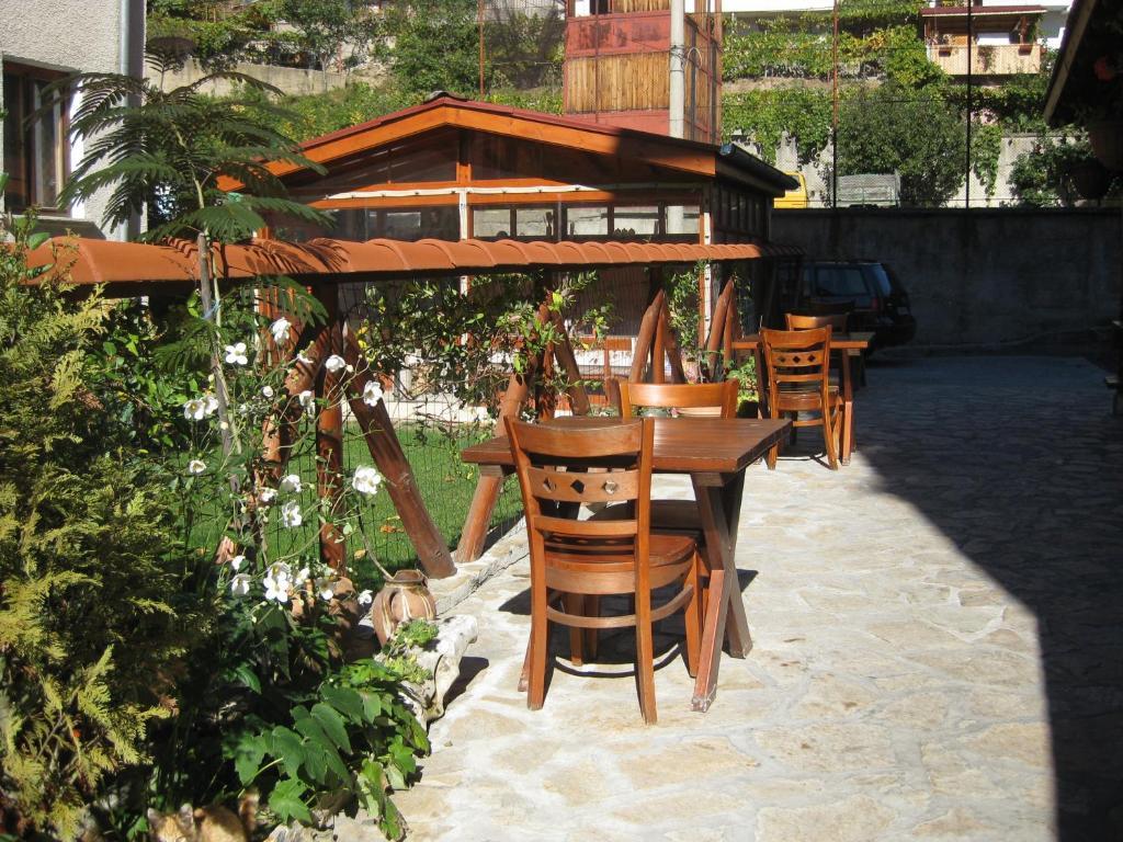 Family Hotel Veronika Devin Exterior photo