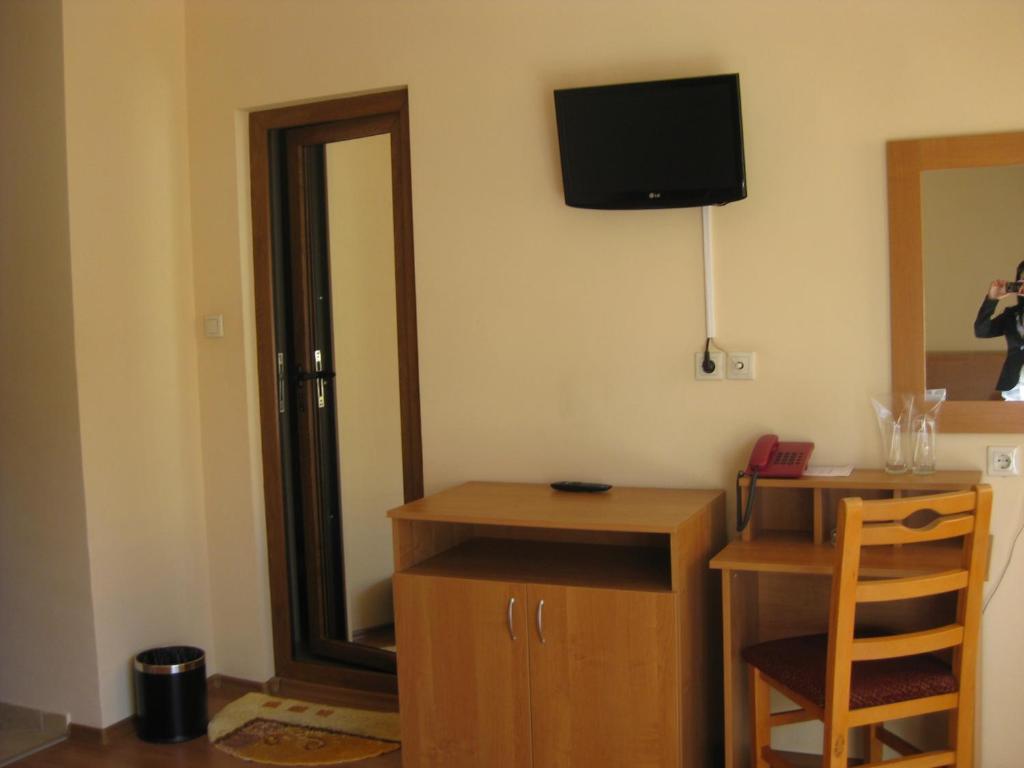 Family Hotel Veronika Devin Exterior photo